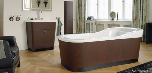 Moderne Opulenz. Nicht überladen sondern großzügig zeigt sich die Badserie mit freistehender Badewanne, deren Name "Esplanada" an französische Prachtstrassen erinnert. Moderne Opulenz. Nicht überladen sondern großzügig zeigt sich die Badserie mit freistehender Badewanne, deren Name "Esplanada" an französische Prachtstrassen erinnert.